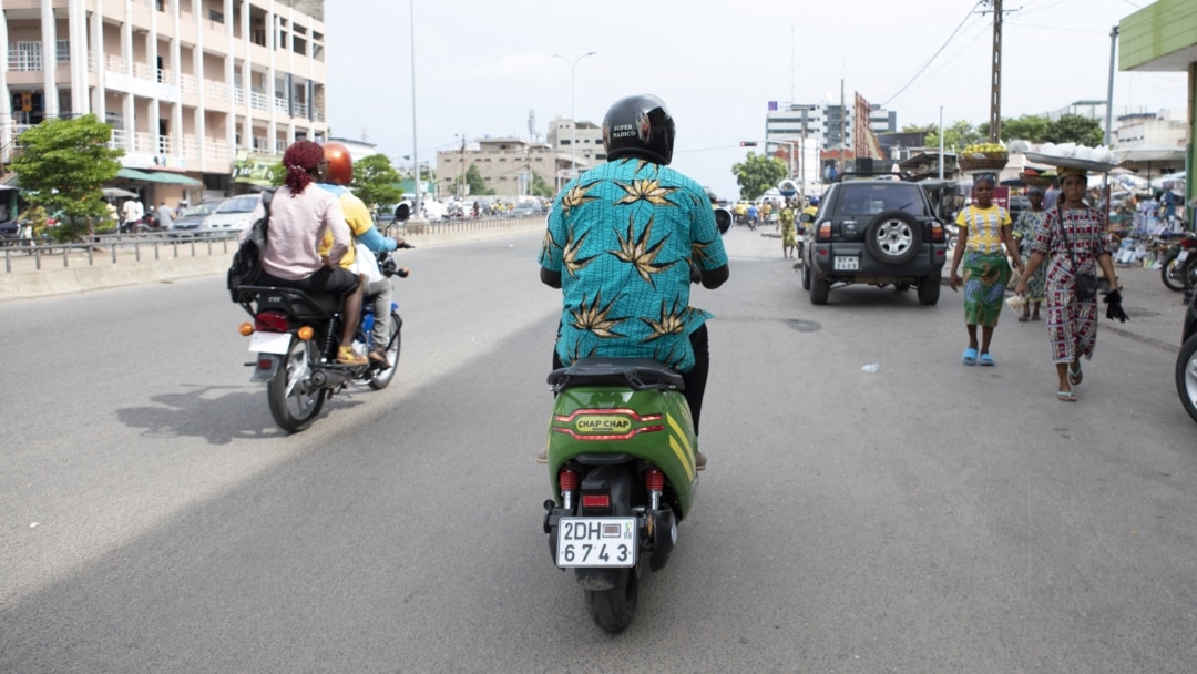 Jeune Adulte Utilisant Un Scooter électrique Pour Le Transport