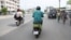Eraste Padonou, boulanger, roule avec sa moto électrique de chez M Auto sur les routes de Cotonou le 21 octobre 2022.