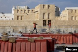 Para pekerja di Souq Waqif jelang Piala Dunia FIFA Qatar 2022 di Doha, Qatar, 11 November 2022. (REUTERS/Marko Djurica)