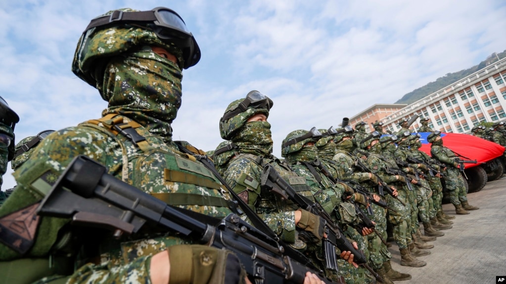 台湾士兵在高雄举行抗击中国军队入侵的军演。（2023年1月11日）(photo:VOA)