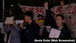 11月29日海外中国学生和居民聚集在洛杉矶悼念中国公寓火灾遇难者，抗议中国新冠政策