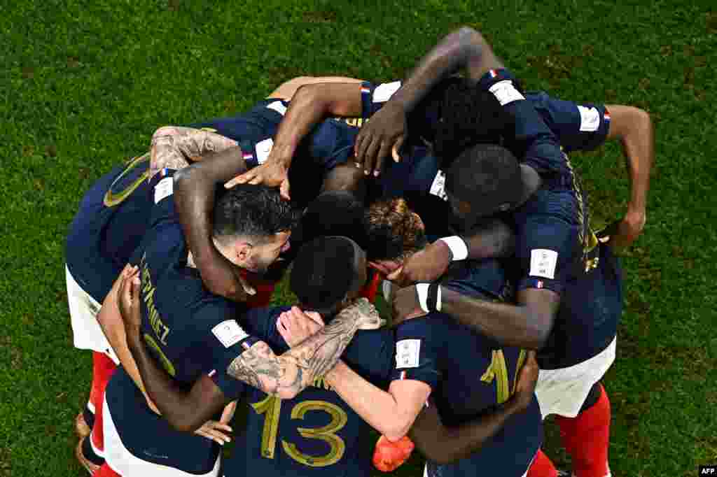 Attaquant ya France #10 Kylian Mbappé na baninga baye ba France bazali kosepela nsima na mongete na ye ya mibale liboso lya Pologne na Mondial Qatar 2022 ya 8e ya finale, na stade Al-Thumama, Doha 4 décembre 2022. (Photo by MANAN VATSYAYANA / AFP