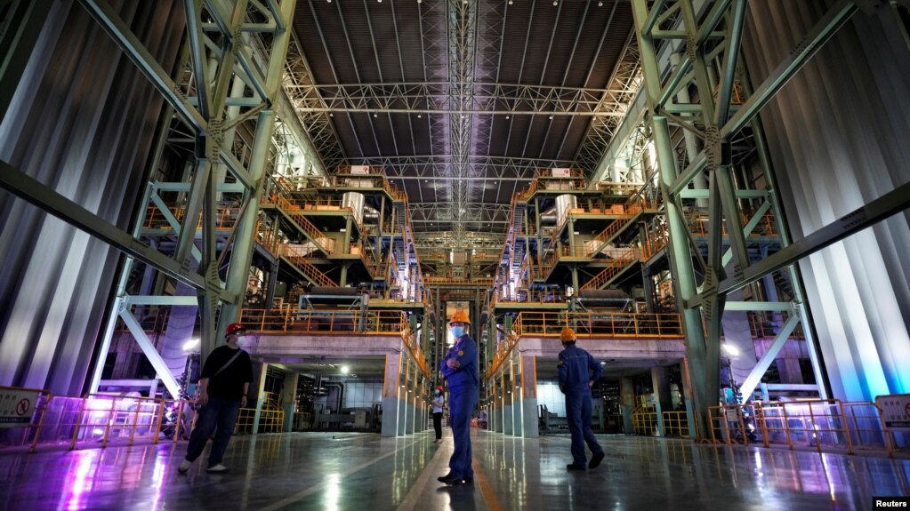 上海宝山钢铁厂的工人在工作。（2022年9月16日）(photo:VOA)