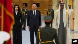 Ibu negara Kim Keon Hee dan Presiden Korea Selatan Yoon Suk Yeol disambut pemimpin Uni Emirat Arab (UEA) Sheikh Mohammed bin Zayed Al Nahyan dalam upacara kehormatan di Istana Qasr Al Watan, di Abu Dhabi hari Minggu (15/1). 