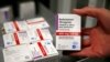 Un farmacéutico muestra una caja de tocilizumab, que originalmente se usaba en el tratamiento de la artritis reumatoide. Foto: Reuters.