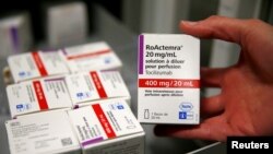 Un farmacéutico muestra una caja de tocilizumab, que originalmente se usaba en el tratamiento de la artritis reumatoide. Foto: Reuters.