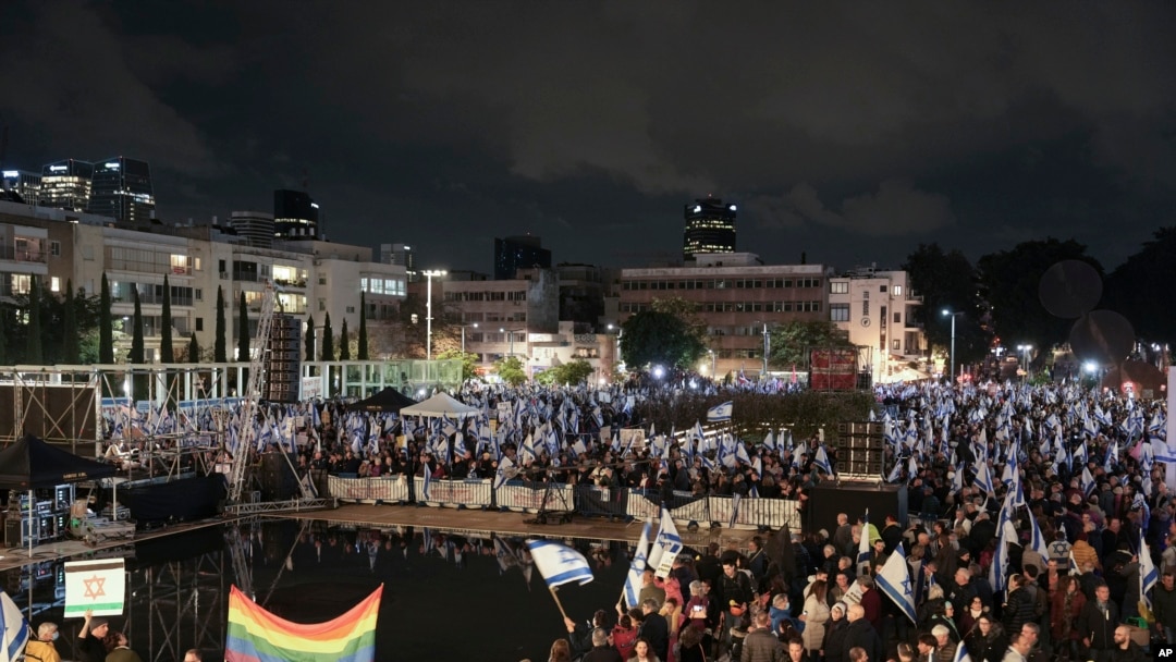 Ribuan warga Israel memprotes rencana pemerintah Israel untuk merombak sistem hukum negara itu. Demo berlangsung di Tel Aviv, Ibu Kota Israel, Sabtu, 14 Januari 2022. (Foto:AP Photo/Oded Balilty)