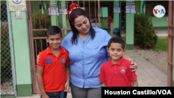 Karen Ubau es una docente de Costa Rica. Atiende a niños nicaragüenses exiliados en este país.