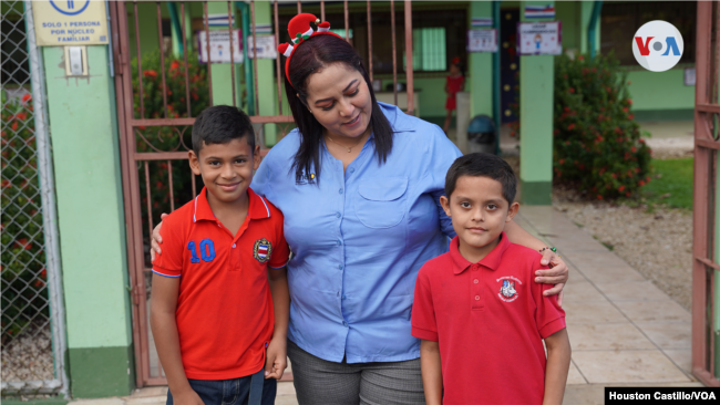 Karen Ubau es una docente de Costa Rica. Atiende a niños nicaragüenses exiliados en este país.