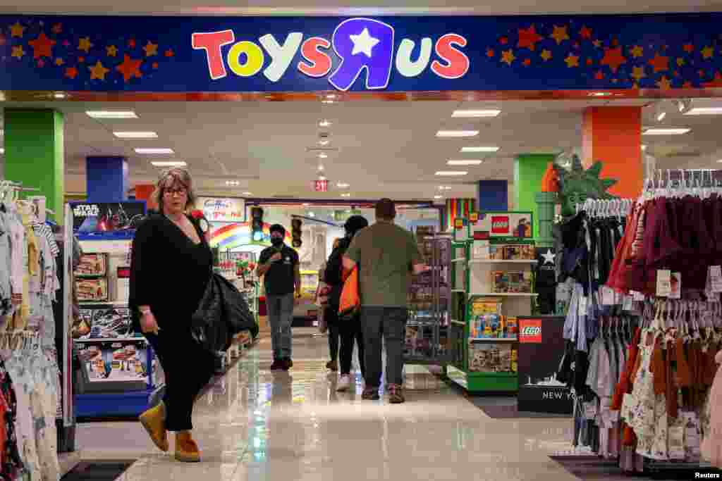 La gente aprovecha los descuentos para comprar en tiendas como este Toys R Us en Macy&#39;s Herald Square en la ciudad de Nueva York.