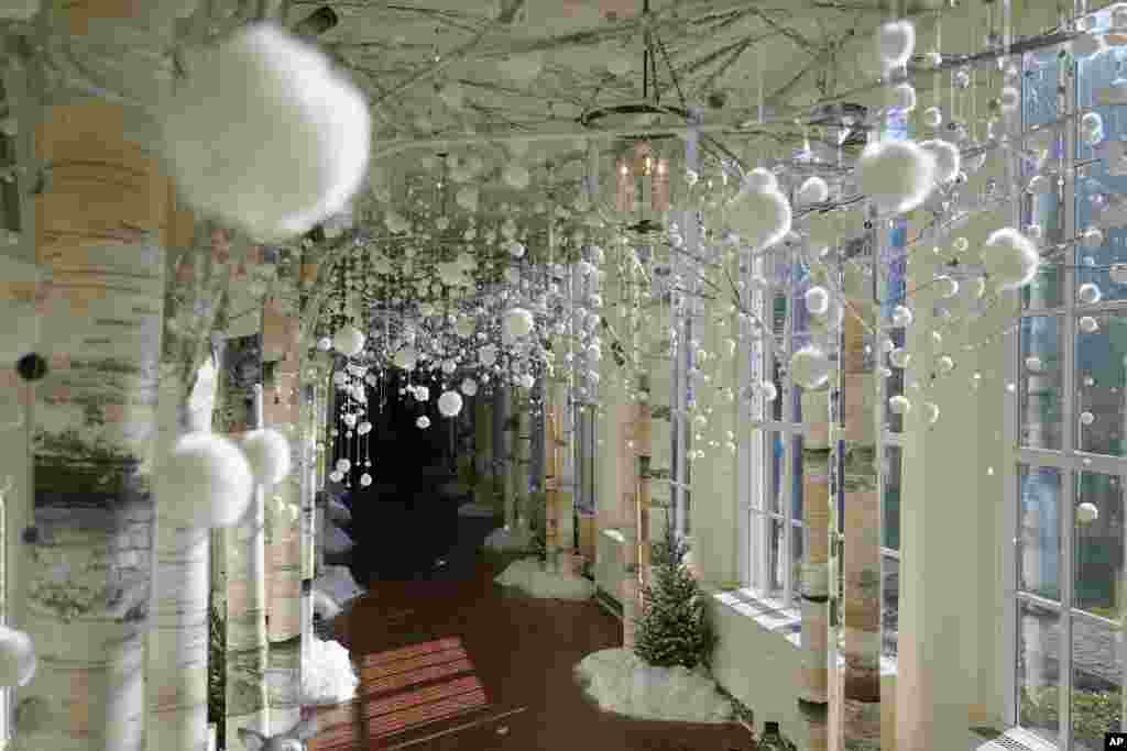 De la columnata este de la Casa Blanca cuelgan copos de nieve como parte de la decoración para celebrar las festividades de fin de año.