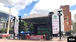 Vista de la pantalla gigante instalada para la transmisión de los partidos del Mundial en la plaza Alfredo Sadel de Caracas. Lunes, 21 de noviembre de 2022.