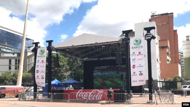 Vista de la pantalla gigante instalada para la transmisión de los partidos del Mundial en la plaza Alfredo Sadel de Caracas. Lunes, 21 de noviembre de 2022.