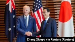 Rais wa Marekani Joe Biden (L) akiwa na Waziri Mkuu wa Japan Kishida Fumio(Foto: Zhang Xiaoyu via REUTERS)