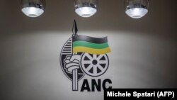 Logo do ANC na sede do partido em Joanesburgo (1 Dezembro 2022)