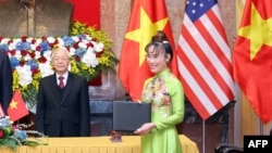 CEO của VietJet, Nguyễn Thị Phương Thảo, tại buổi lễ ký kết với Boeing trước sự chứng kiến của Tổng bí thư Nguyễn Phú Trọng và Tổng thống Mỹ Donald Trump (không có trong ảnh) hồi tháng 2/2019.
