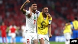 Achraf Hakimi et Hakim Ziyech célèbrent leur victoire lors du match entre le Canada et le Maroc, au stade Al-Thumama à Doha, le 1er décembre 2022.