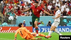 Gonçalo Ramos de Portugal anota su quinto gol para completar su tripleta del juego en que su equipo venció 6-1 a Suiza en la Copa Mundial de la FIFA Qatar, en estadio Lusail, 6 de diciembre de 2022.