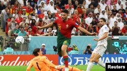 Gonçalo Ramos de Portugal anota su quinto gol para completar su tripleta del juego en que su equipo venció 6-1 a Suiza en la Copa Mundial de la FIFA Qatar, en estadio Lusail, 6 de diciembre de 2022.