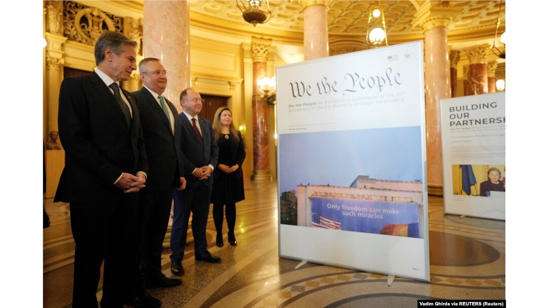 Menteri Luar Negeri AS Antony Blinken, kiri, mengunjungi pameran foto di Romanian Athenaeum di Bucharest, Romania, Selasa, 29 November 2022. (Foto: Vadim Ghirda via REUTERS)