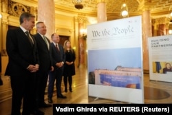 Menteri Luar Negeri AS Antony Blinken, kiri, mengunjungi pameran foto di Romanian Athenaeum di Bucharest, Romania, Selasa, 29 November 2022. (Foto: Vadim Ghirda via REUTERS)