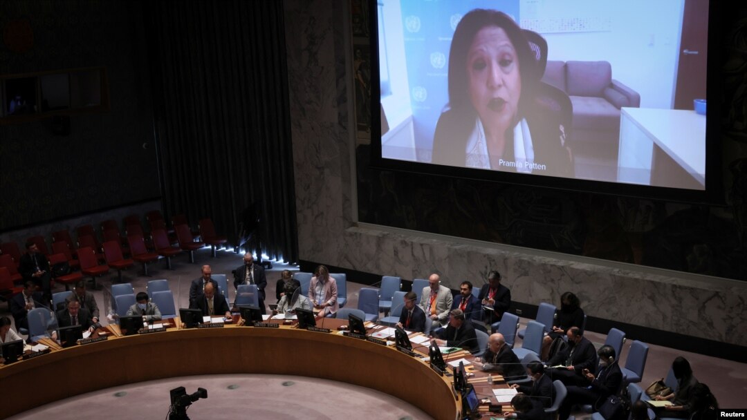 La representante especial sobre violencia sexual en los conflictos, Pramila Patten, habla desde una pantalla de video a los participantes en una reunión del Consejo de Seguridad de la ONU sobre la invasión rusa de Ucrania, Nueva York, el 6 de junio de 2022. 