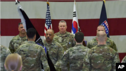General Paul J. LaCamera, centar, komandant američkih snaga Koreja prisustvuje ceremoniji aktiviranja svemirskih snaga Sjedinjenih Država Koreja u Pyeongtaeku, Južna Koreja, u srijedu, 14. decembra 2022.
