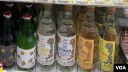台湾一家商店陈列的金门高粱酒(美国之音锺辰芳拍摄）