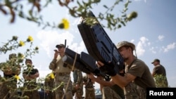 Украинские военнослужащие проходят обучение работе со средствами по отражению атак беспилотников в Николаевской области. 14 августа 2022 года