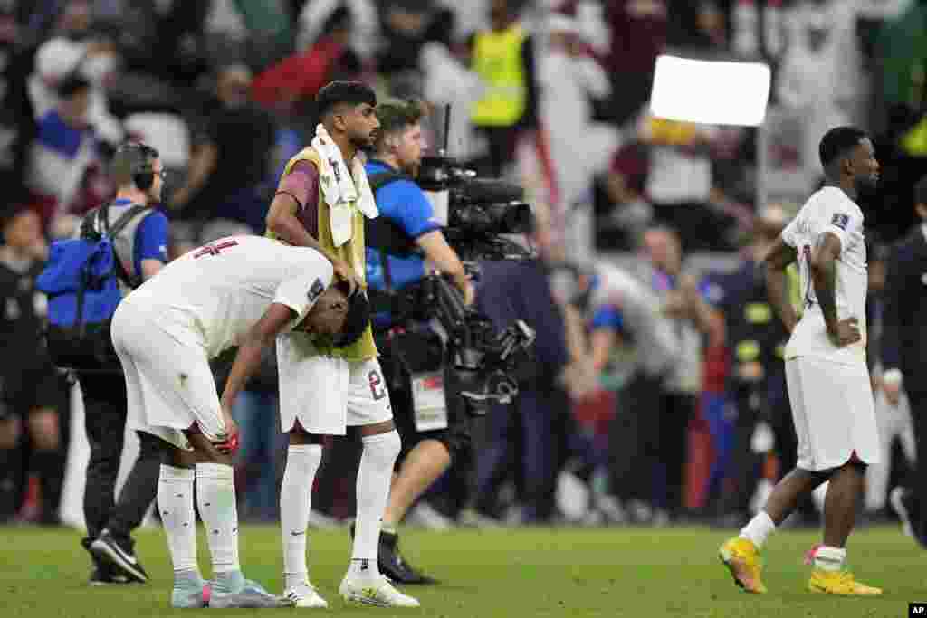 Ahmed Homam se detiene desconsolado tras la derrota de su equipo, Qatar, ante Países Bajos durante el partido de fútbol del grupo A de la Copa Mundial en el estadio Al Bayt en Al Khor, Qatar, el 29 de noviembre de 2022.