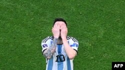 La estrella del fútbol argentino, Lionel Messi, reacciona con frustracción durante el partido de su selección contra Arabia Saudita en el Mundial de Qatar el 22 de noviembre de 2022.