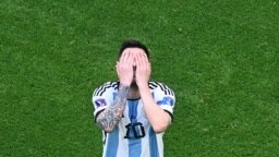 La estrella del fútbol argentino, Lionel Messi, reacciona con frustracción durante el partido de su selección contra Arabia Saudita en el Mundial de Qatar el 22 de noviembre de 2022.