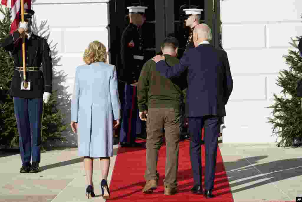 El presidente Joe Biden y la primera dama Jill Biden dan la bienvenida al presidente de Ucrania, Volodymyr Zelenskyy, en la Casa Blanca en Washington.