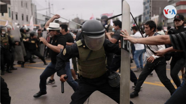 ARCHIVO - Expertos estiman que las protestas en algunos países de la región están poniendo en evidencia el deterioro de la democracia en los países latinaomericanos.