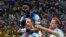 Jwe seleksyon nasyonal Anglete Jordan Henderson (mitan) selebre ak ko ekipye li yo apre li make premye gol ekip la pandan Mondyal Foutbol Qatar la, 4 Desanm 2022. 
