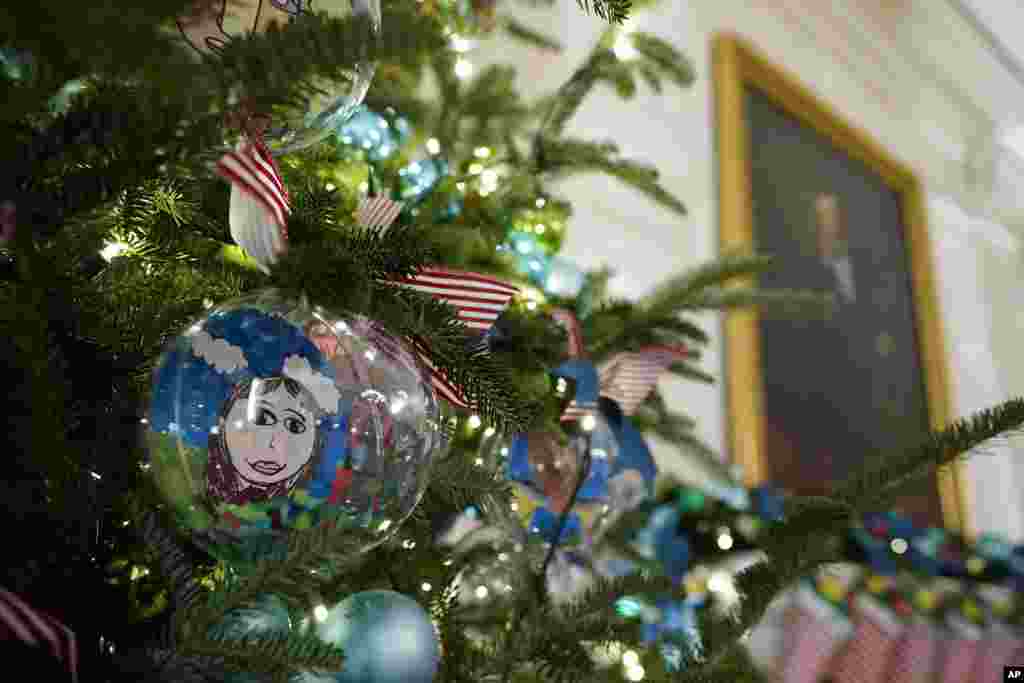Autorretratos de estudiantes de todo Estados Unidos cuelgan de los árboles de Navidad de la Casa Blanca.