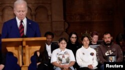 Джо Байден участвует в церемонии, посвященной памяти жертв насилия с применением огнестрельного оружия. Епископальная церковь Святого Марка в Вашингтоне. 7 декабря 2022 года.