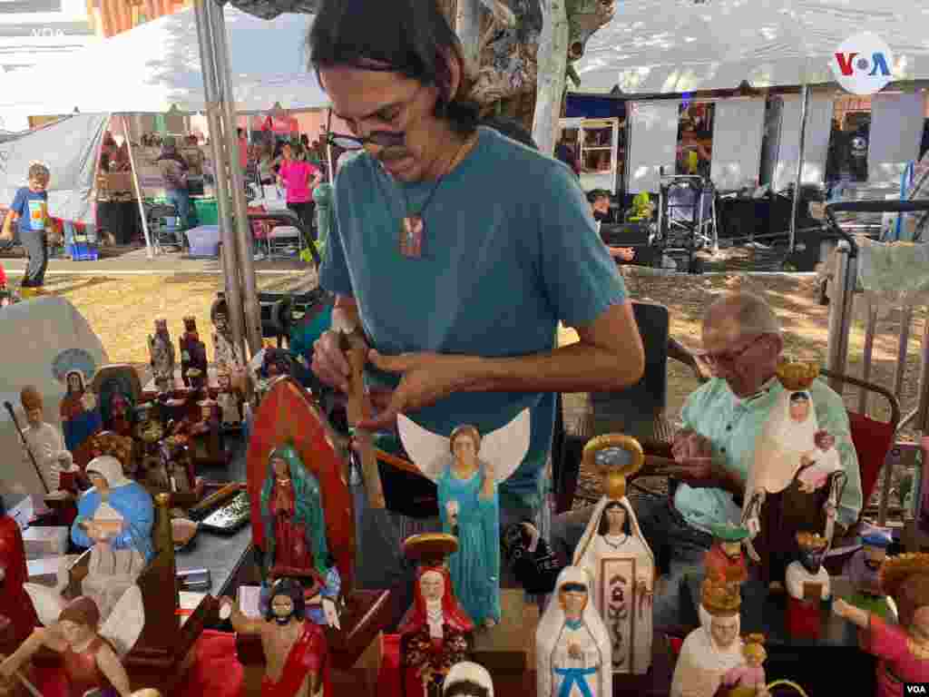 Artistas puertorriqueños se dan cita cada Día de Reyes en Juana Díaz para vender esculturas de los Reyes Magos tallados a mano. Visitantes llegan hasta estos puestos para comprar las figuras como un símbolo de la &ldquo;magia&rdquo; de la tradición en sus hogares. Residentes del municipio compartieron a la VOA que además de comprar la figura, realizan una petición a los Reyes en la iglesia del municipio.