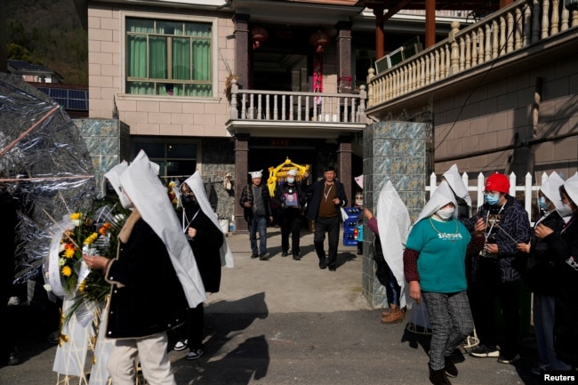 Relatives and neighbours attend the funeral of a woman surnamed Liu, as coronavirus disease (COVID-19) outbreak continues, at a village in Tonglu county, Zhejiang province, China, January 9, 2023. (REUTERS/Aly Song)