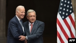 US President Joe Biden (L) shakes hands with his Mexican counterpart Andres Manuel Lopez Obrador during a welcome ceremony at Palacio Nacional (National Palace) in Mexico City, Jan. 9, 2023. 