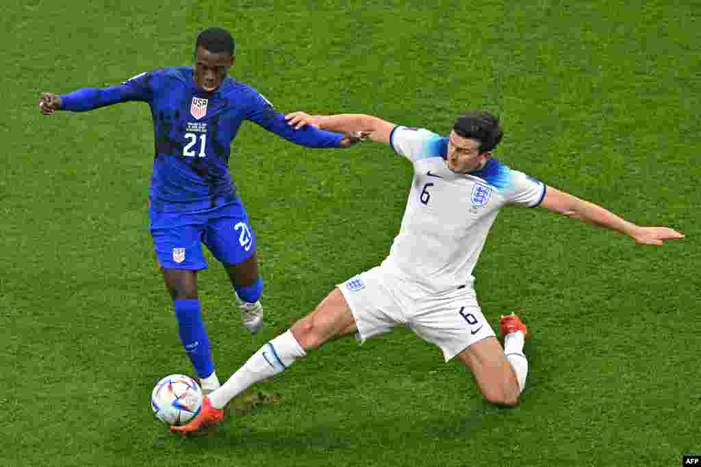 Attaquant ya Etats-Unis #10 Timothy weah (G) azali kowelela ndembo na défenseur ya Angleterre na groupe B ya Mondial Qatar 2022 na stade Al Khor, Doha, 25 novembre 2022. (Photo Glyn KIRK / AFP)