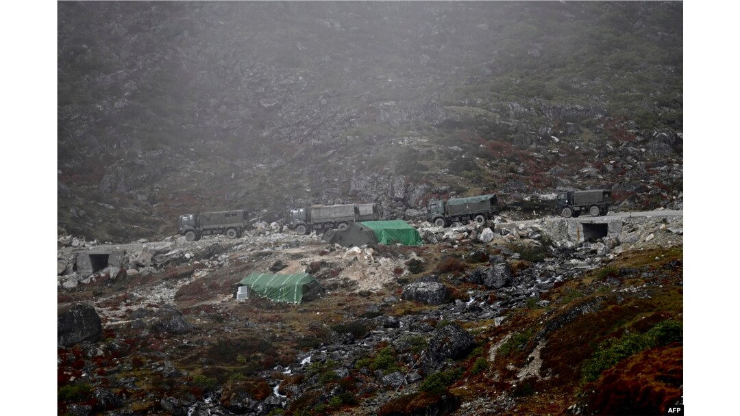Sebuah konvoi truk Angkatan Darat India melaju di sepanjang jalan menuju Tawang, dekat Line of Actual Control (LAC), negara tetangga China, dekat Sela Pass di negara bagian Arunachal Pradesh, India pada 21 Oktober 2021. (Foto: AFP/Money SHARMA)