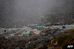 Sebuah konvoi truk Angkatan Darat India melaju di sepanjang jalan menuju Tawang, dekat Line of Actual Control (LAC), negara tetangga China, dekat Sela Pass di negara bagian Arunachal Pradesh, India pada 21 Oktober 2021. (Foto: AFP/Money SHARMA)