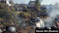 Attroupement sur les lieux de l'accident d'avion à Pokhara, au Népal, le 15 janvier 2023. 