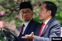 Perdana Menteri Malaysia Anwar Ibrahim bersama Presiden Indonesia Joko Widodo di Istana Kepresidenan RI di Bogor, 9 Januari 2023. (REUTERS/Willy Kurniawan)