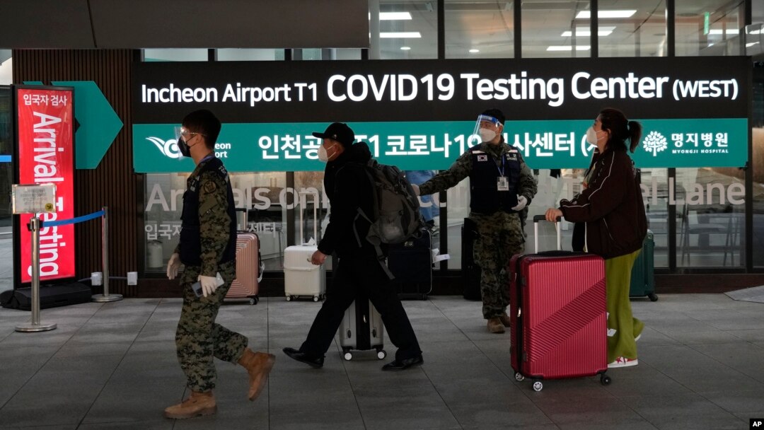 Pasaje ki soti Lachin pase devan yon sant tes COVID-19 nan ayewopo entenasyonal Incheon nan, nan Kore di Sid, Madi 10 Janvye 2023. 