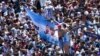 Ratusan ribu pendukung timnas Argentina berjejal di sekitar monumen Obelisk untuk mengikuti parade usai kemenangan Argentina di final Piala Dunia FIFA 2022, dalam perayaan di ibu kota Buenos Aires, Selasa 20 Desember 2022.