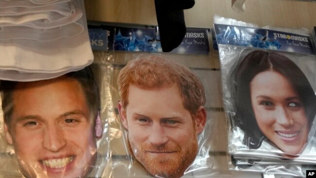 Máscaras que muestran al príncipe William de Gran Bretaña, a la izquierda, al príncipe Harry, al centro, y a su esposa Meghan, a la derecha, a la venta en una tienda en Londres, el viernes 6 de enero de 2023.