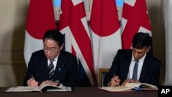 英国首相苏纳克(右)与日本首相岸田文雄在伦敦塔举行双边会议期间签署两国防务协议。（2023年1月11日）