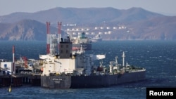رسی بندرگاہ نارخودکا کے قریب خام تیل سے بھرا ہوا بحری جہاز اپنی منزل کی جانب روانہ ہو رہا ہے۔ 4 دسمبر 2022